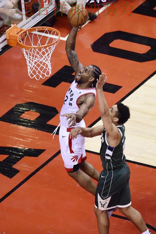 伦纳德单场高分成为全场焦点 进攻效率提升成为亮点